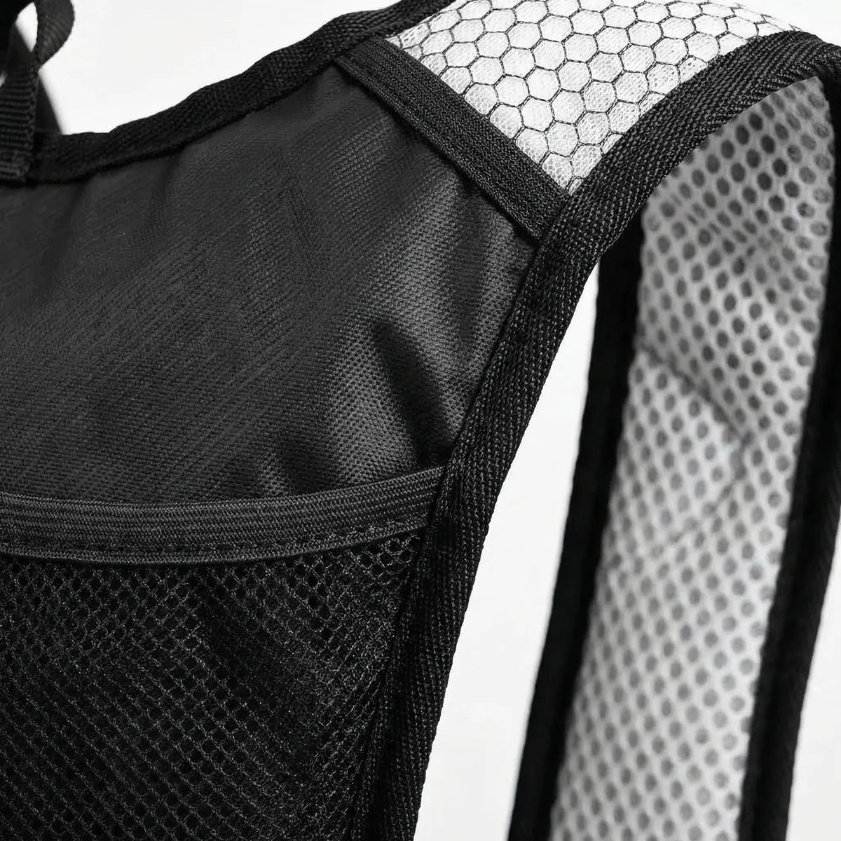 Cycling hydration backpack 10L black, water bladder compatible, scratch-resistant