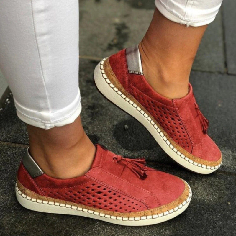 Slip-on shoes narrow fit with arch support and breathable knit upper