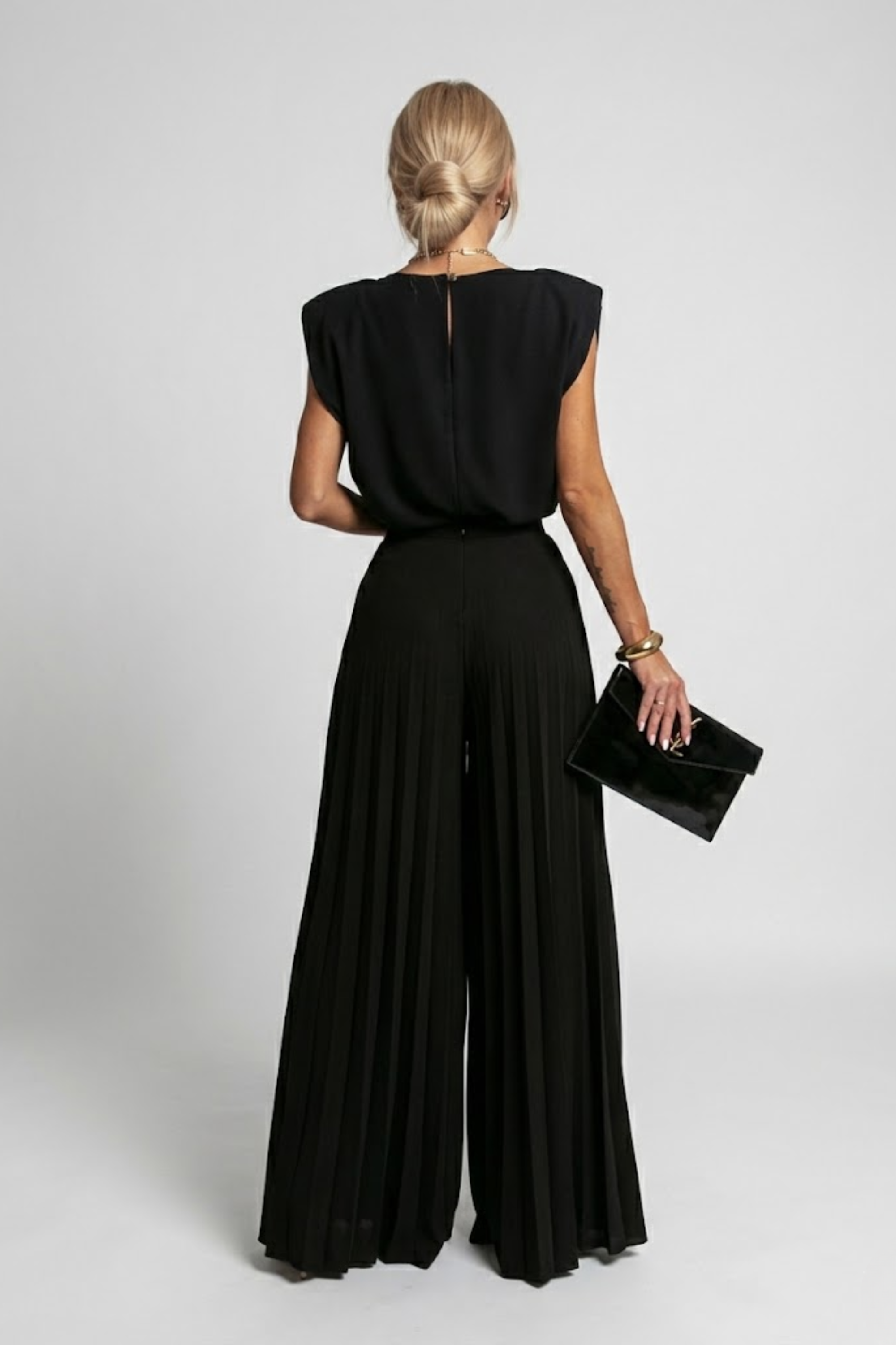 Women's two-piece set with sleeveless top and wide-leg trousers, relaxed fit summer outfit