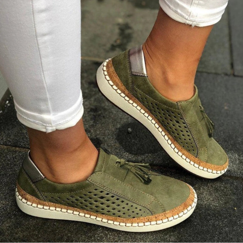Slip-on shoes narrow fit with arch support and breathable knit upper