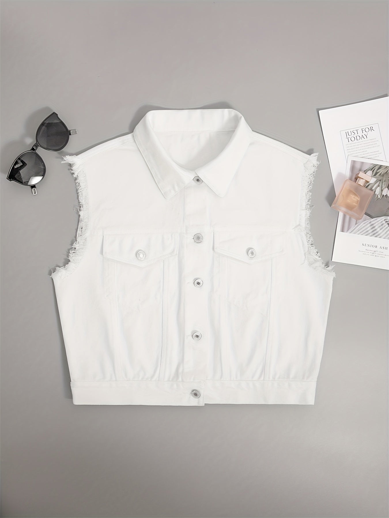 Women denim sleeveless jacket with flap pockets regular fit