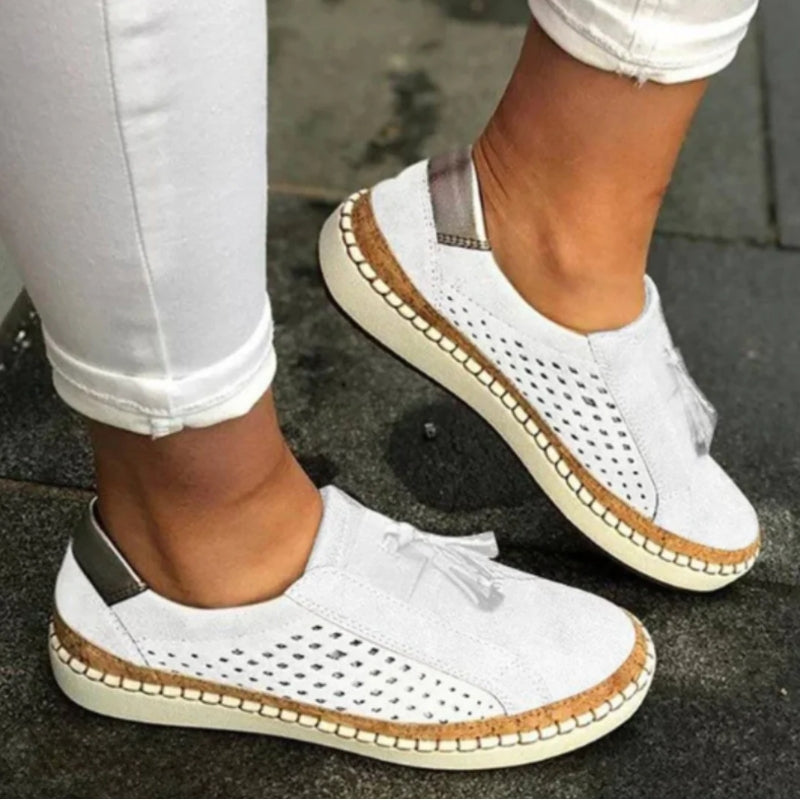 Slip-on shoes narrow fit with arch support and breathable knit upper