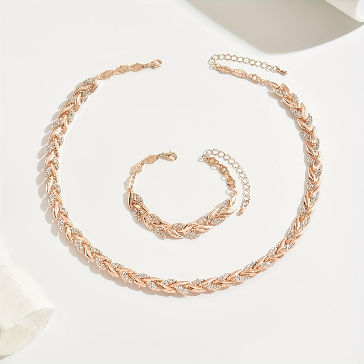 Women fishtail necklace with glass rhinestones in rose gold and silver
