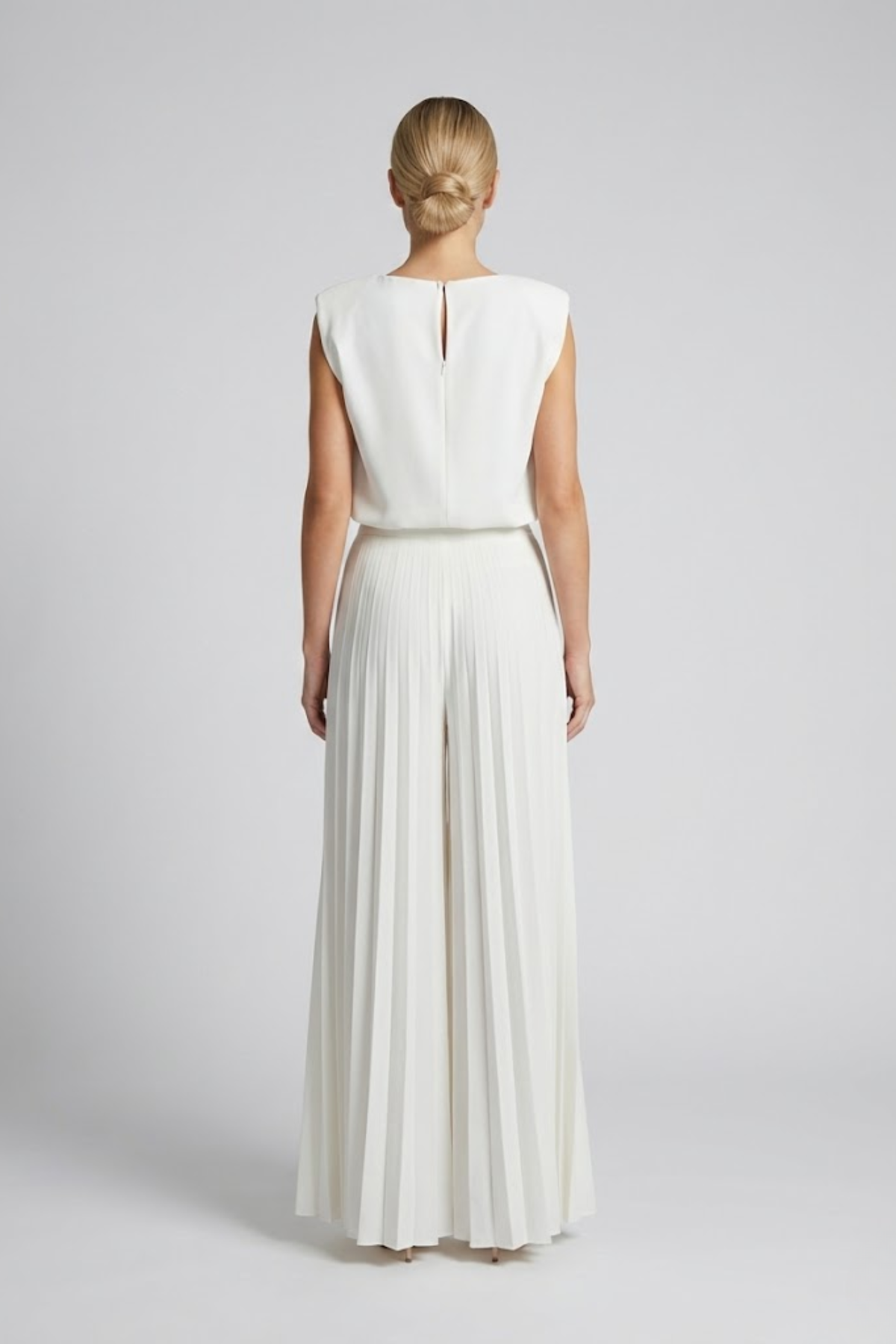 Women's two-piece set with sleeveless top and wide-leg trousers, relaxed fit summer outfit