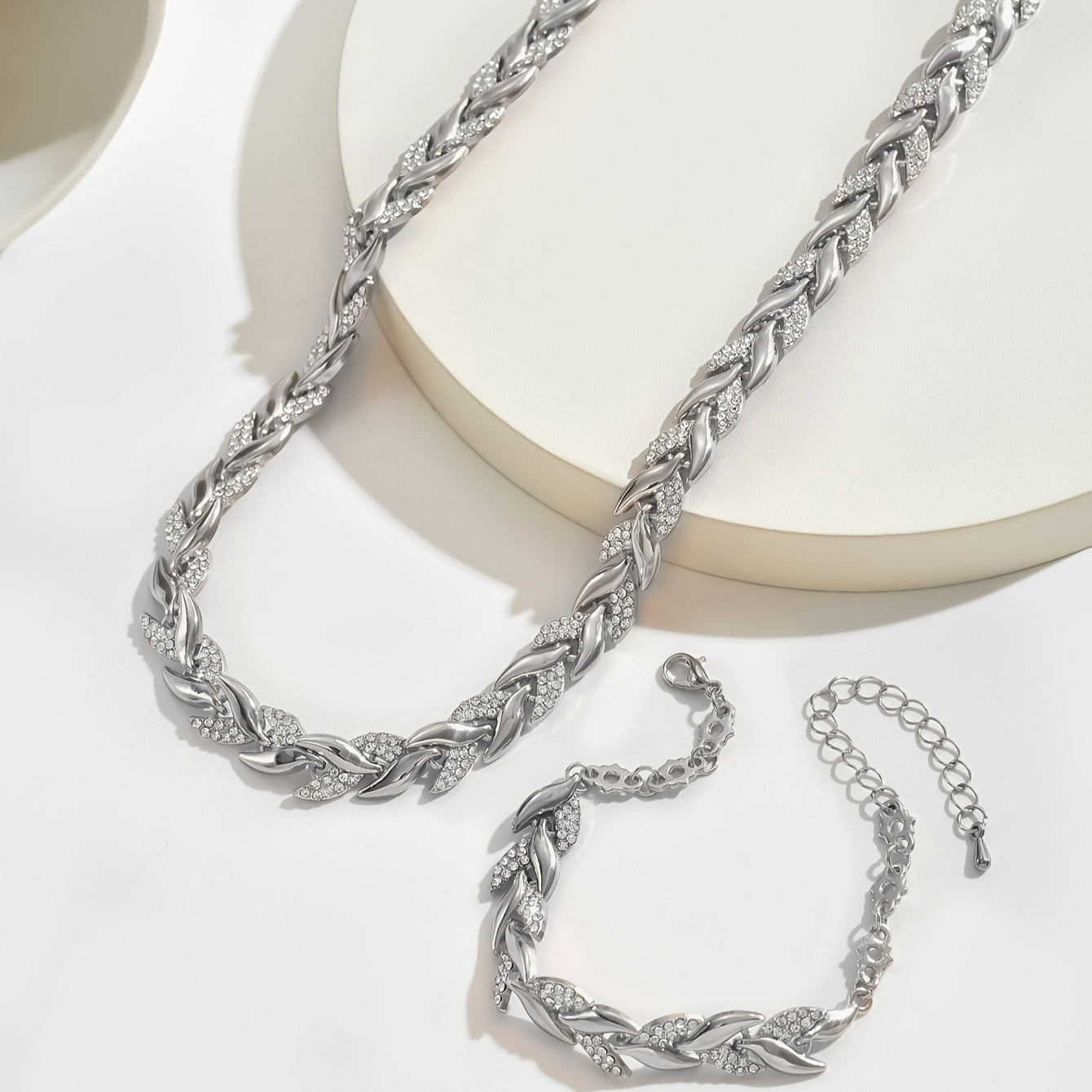 Women fishtail necklace with glass rhinestones in rose gold and silver