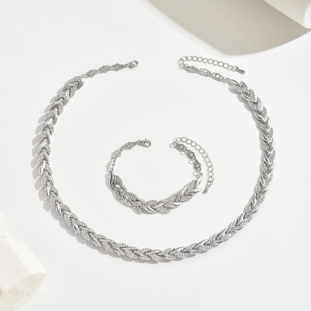 Women fishtail necklace with glass rhinestones in rose gold and silver
