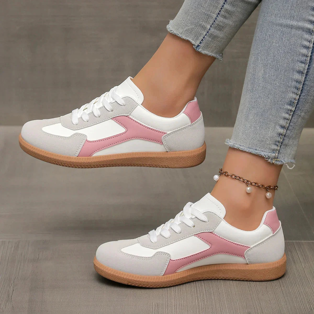 Women's color block lace-up sneakers in casual standard fit
