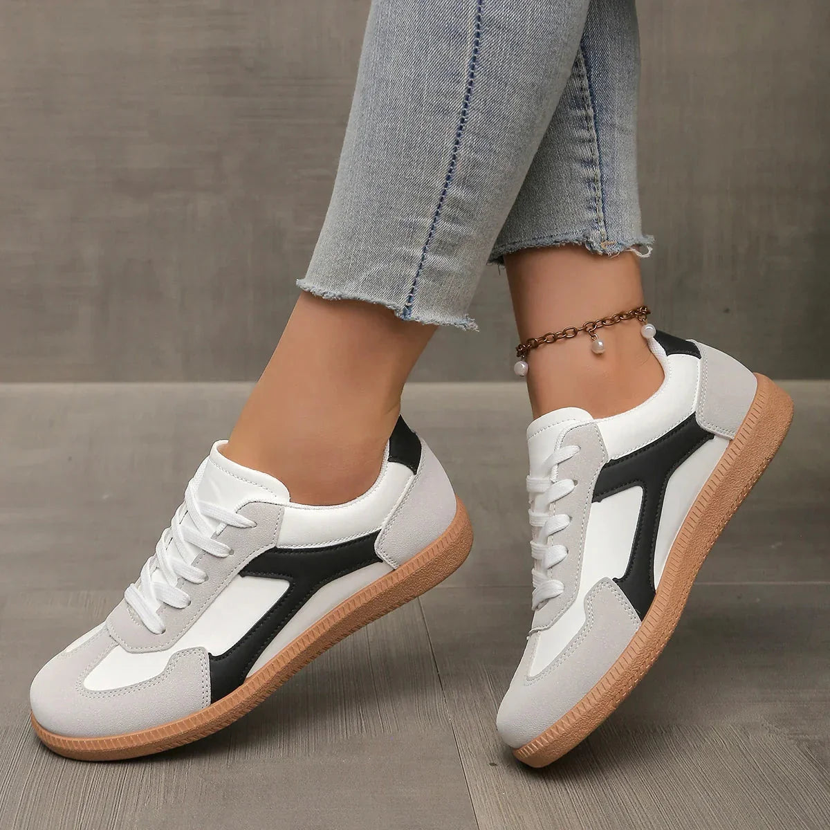 Women's color block lace-up sneakers in casual standard fit