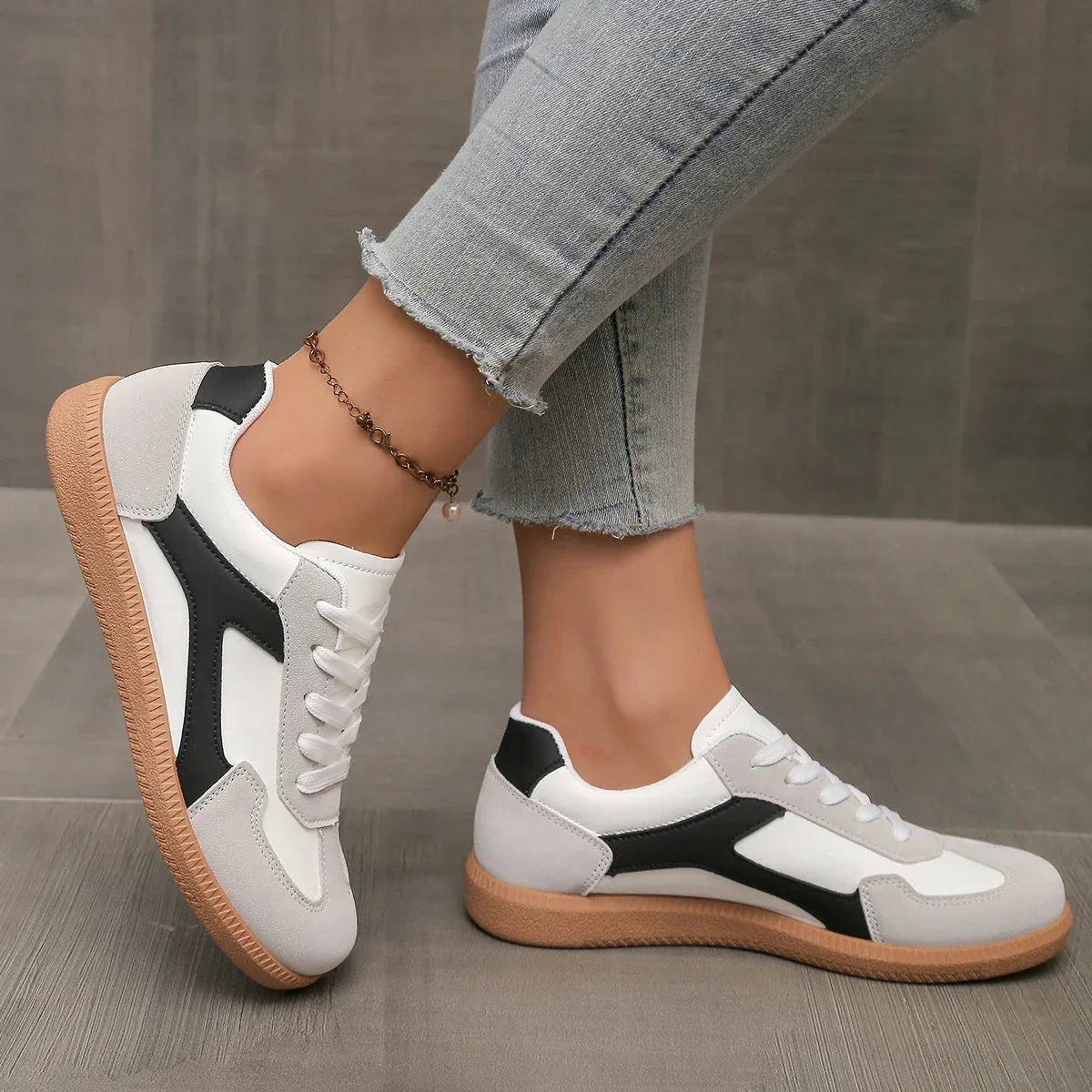Women's color block lace-up sneakers in casual standard fit
