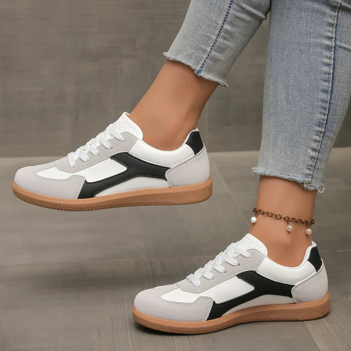 Women's color block lace-up sneakers in casual standard fit