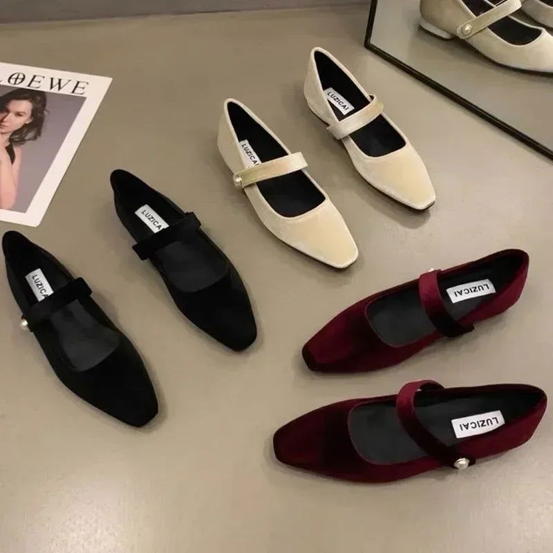 Women's ballet flats with adjustable pearl strap and pointed toe, available in beige, red and black