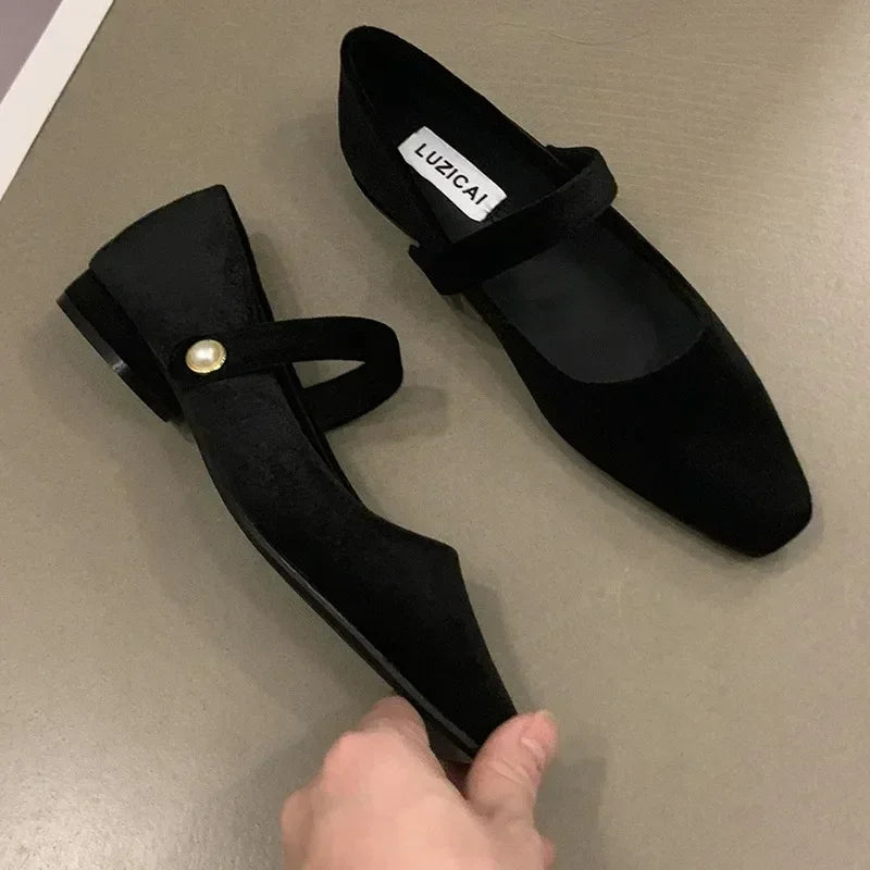 Women's ballet flats with adjustable pearl strap and pointed toe, available in beige, red and black