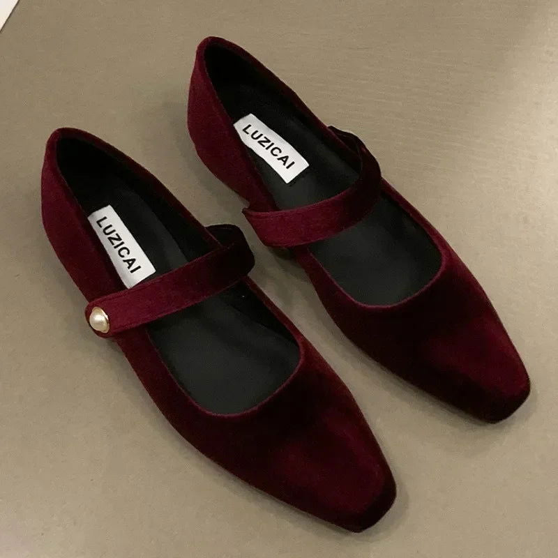Women's ballet flats with adjustable pearl strap and pointed toe, available in beige, red and black