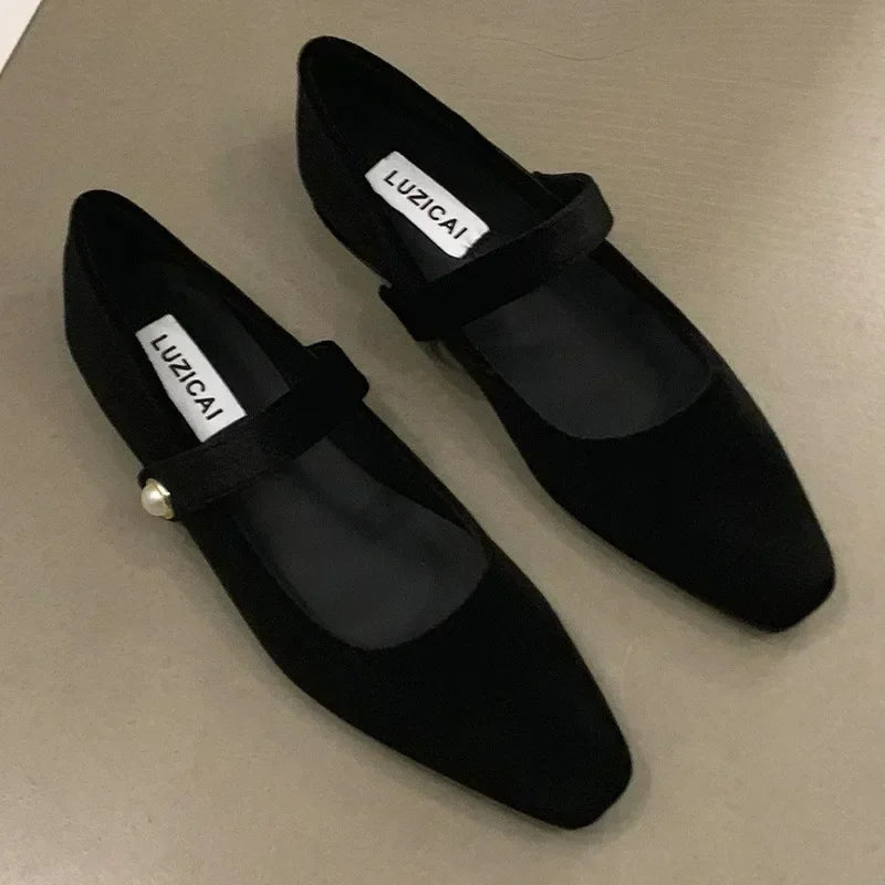 Women's ballet flats with adjustable pearl strap and pointed toe, available in beige, red and black