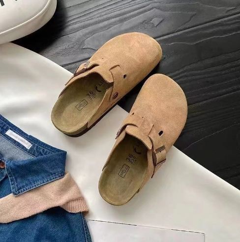 Women's clogs with adjustable buckle strap, casual comfort slip-on style
