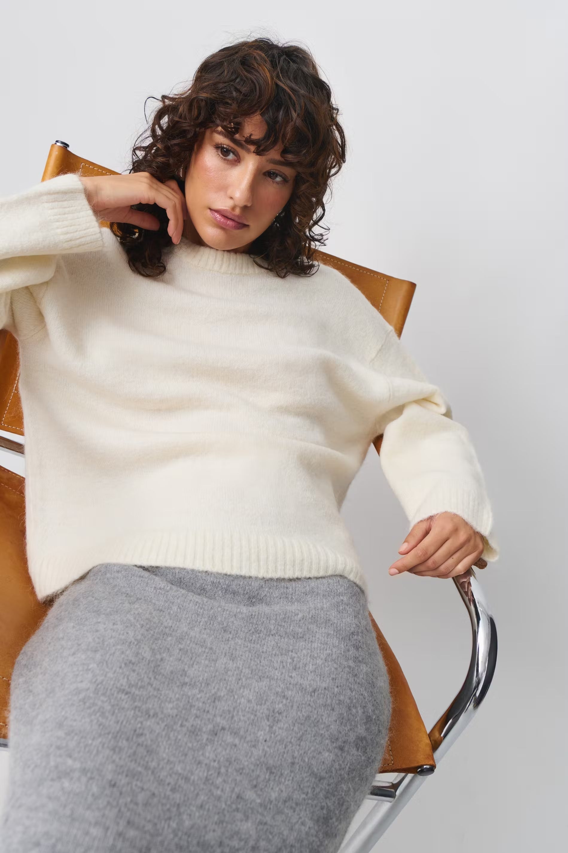 Women's oversized sweater with round neck and balloon sleeves in rose, cream and grey