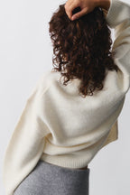 Women's oversized sweater with round neck and balloon sleeves in rose, cream and grey