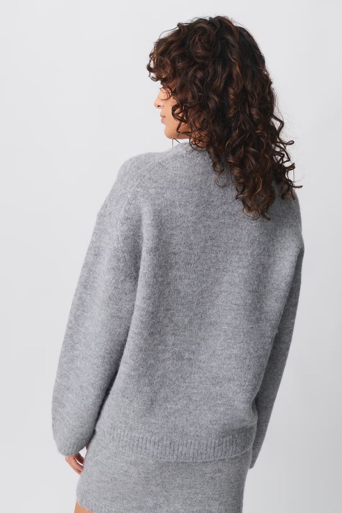 Women's oversized sweater with round neck and balloon sleeves in rose, cream and grey