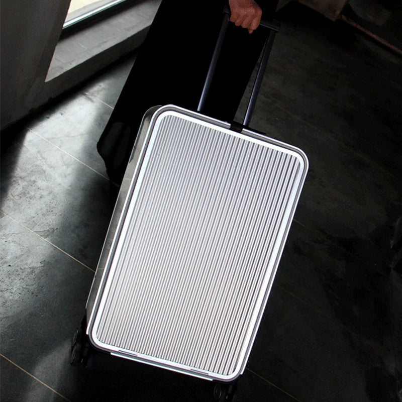 Aluminium hard shell suitcase with 360° spinner wheels, available in silver and black
