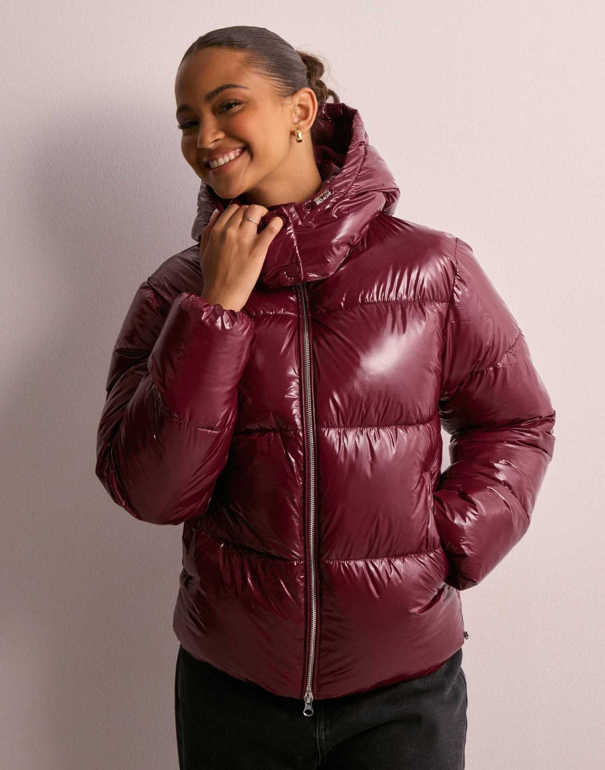 Women's shiny quilted jacket with removable hood in black and burgundy