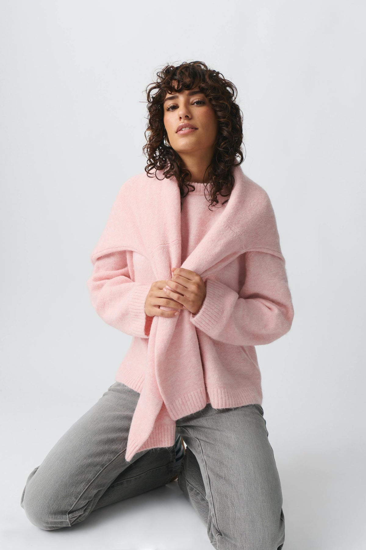 Women's oversized sweater with round neck and balloon sleeves in rose, cream and grey