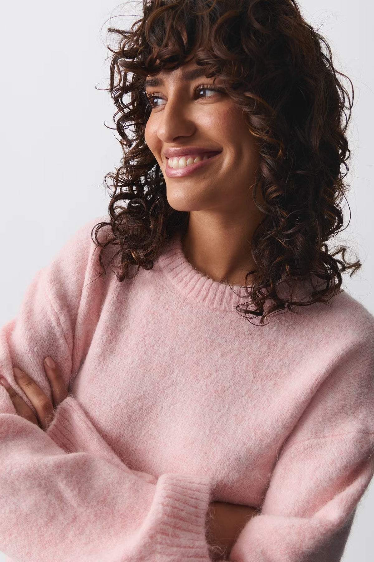 Women's oversized sweater with round neck and balloon sleeves in rose, cream and grey