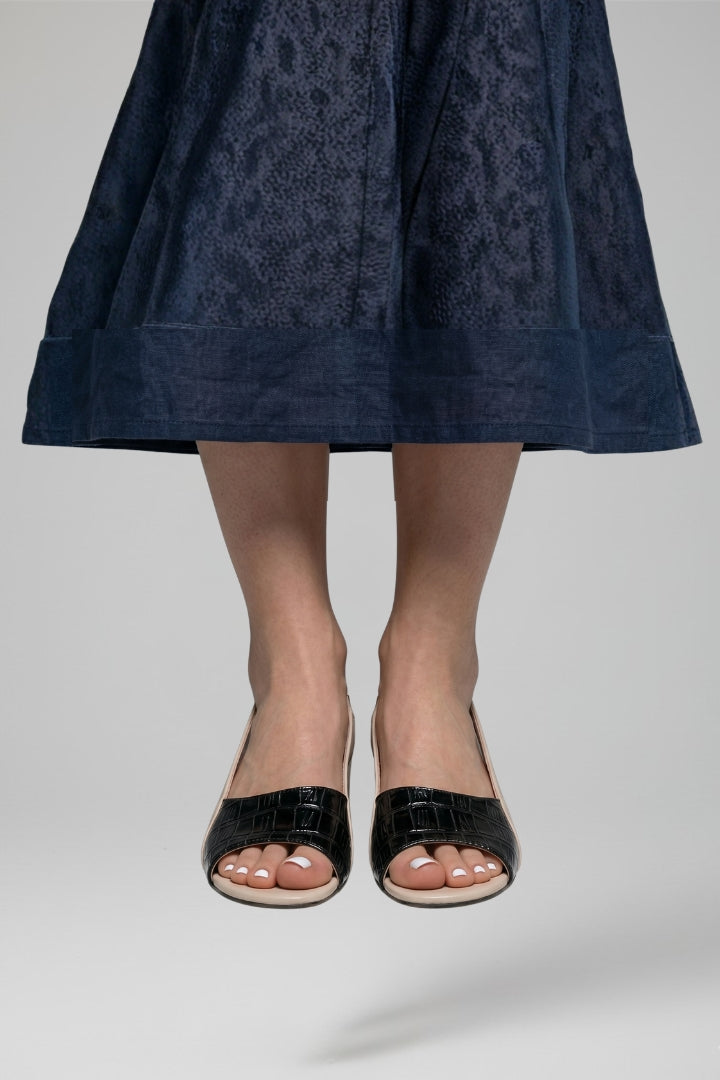 Women's block heel sandals in leather with adjustable buckle and open toe