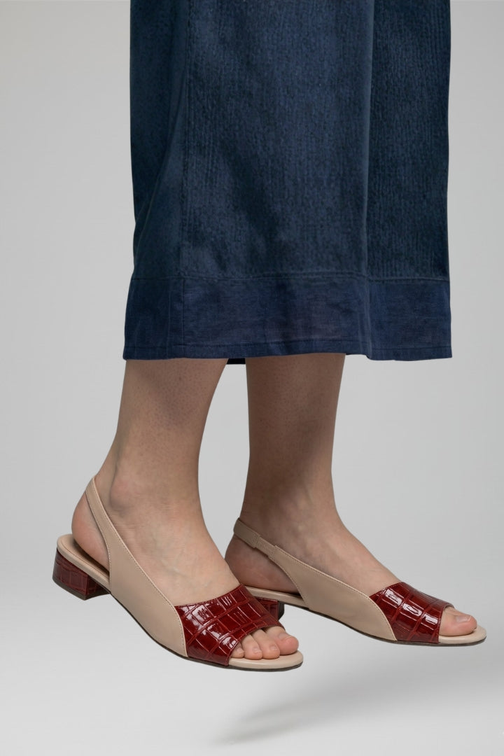 Women's block heel sandals in leather with adjustable buckle and open toe