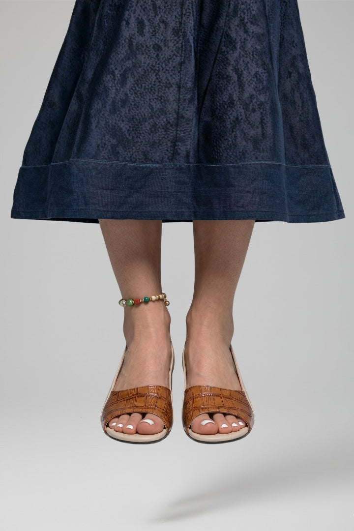 Women's block heel sandals in leather with adjustable buckle and open toe