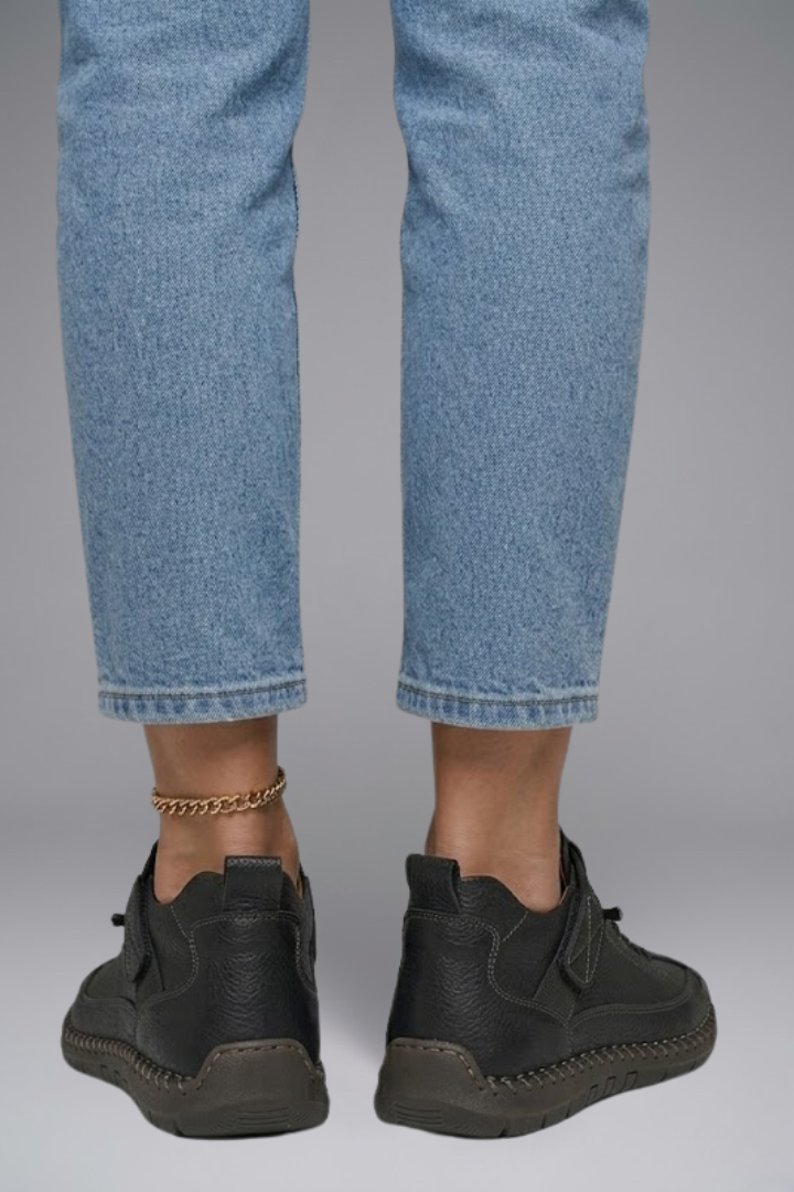 Women's leather trainers with elastic side panels and EVA sole, slip-on sneakers