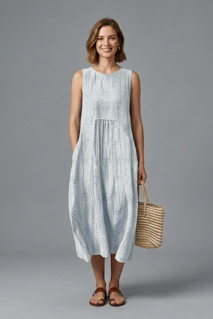 Women's midi dress sleeveless with round neckline, gathered waist and side pockets