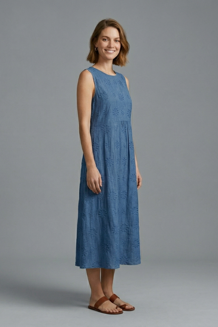 Women's midi dress sleeveless with round neckline, gathered waist and side pockets