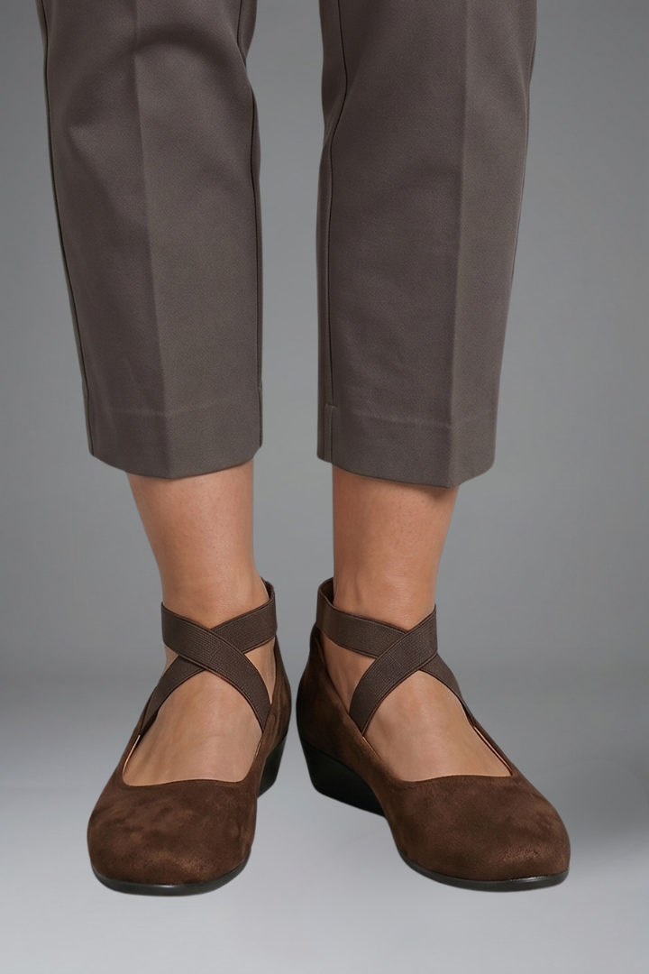 Women's orthopaedic flat shoes slip-on with elastic crisscross straps and low wedge sole