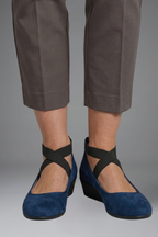 Women's orthopaedic flat shoes slip-on with elastic crisscross straps and low wedge sole