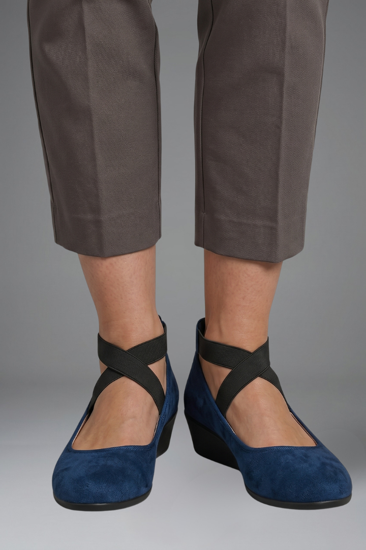 Women's orthopaedic flat shoes slip-on with elastic crisscross straps and low wedge sole