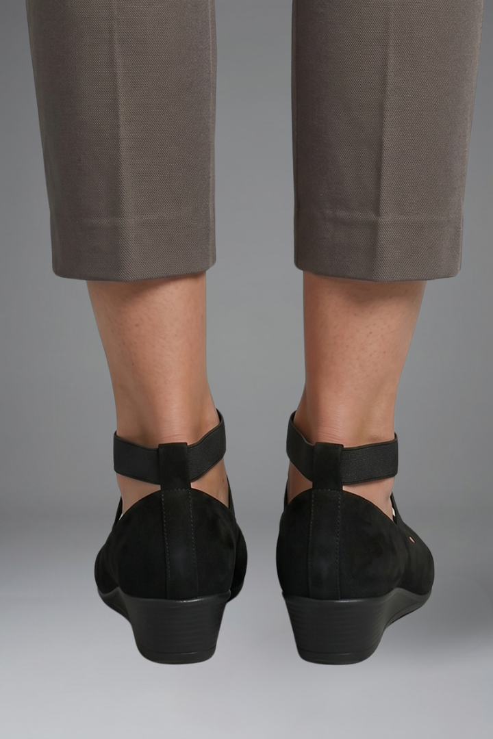 Women's orthopaedic flat shoes slip-on with elastic crisscross straps and low wedge sole