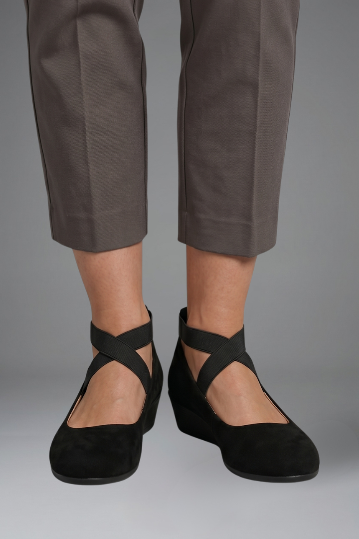Women's orthopaedic flat shoes slip-on with elastic crisscross straps and low wedge sole