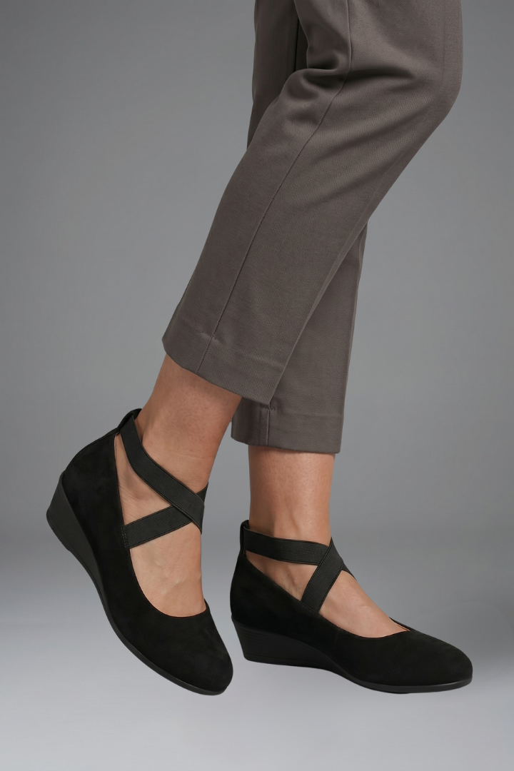Women's orthopaedic flat shoes slip-on with elastic crisscross straps and low wedge sole
