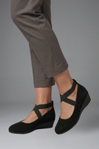 Women's orthopaedic flat shoes slip-on with elastic crisscross straps and low wedge sole