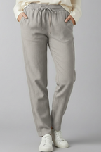 Women's trousers with elastic waist, side pockets and tapered ankle length