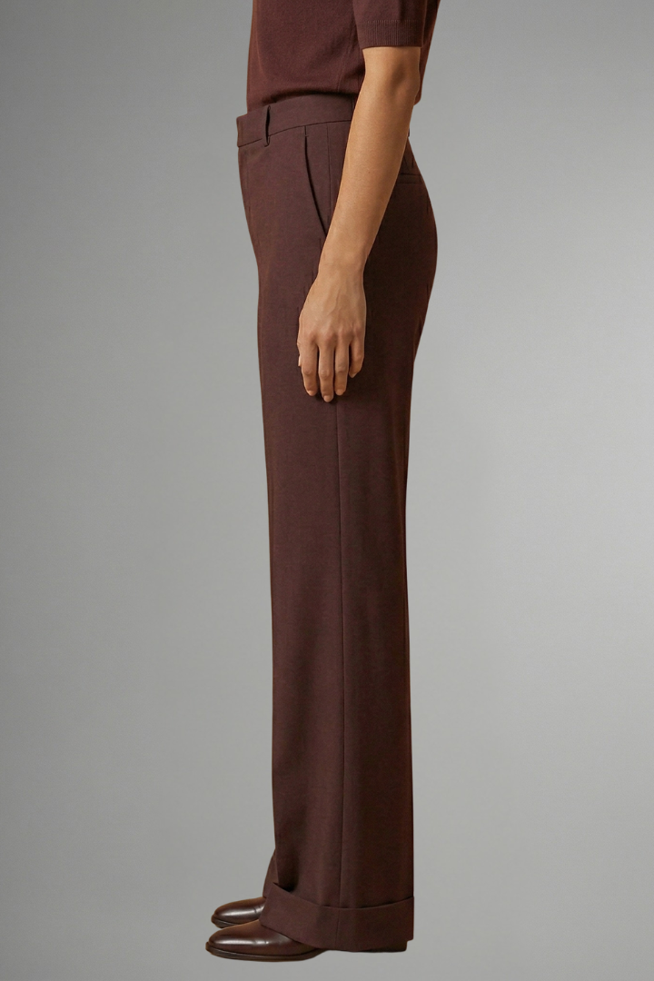 Women's high waist straight leg trousers with pull-on closure and stretch fabric