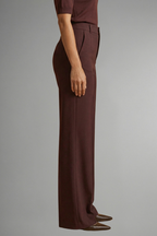 Women's high waist straight leg trousers with pull-on closure and stretch fabric