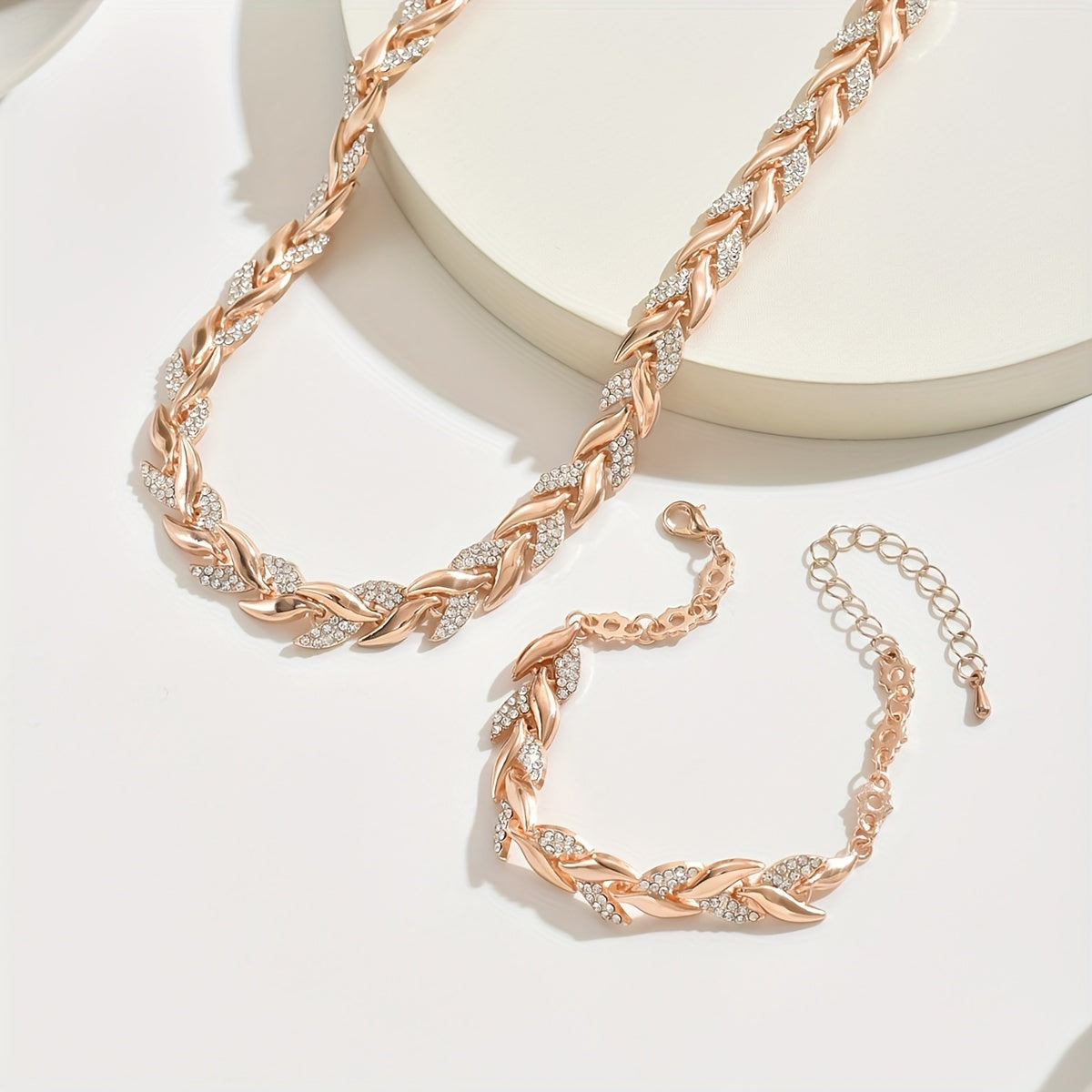 Women fishtail necklace with glass rhinestones in rose gold and silver