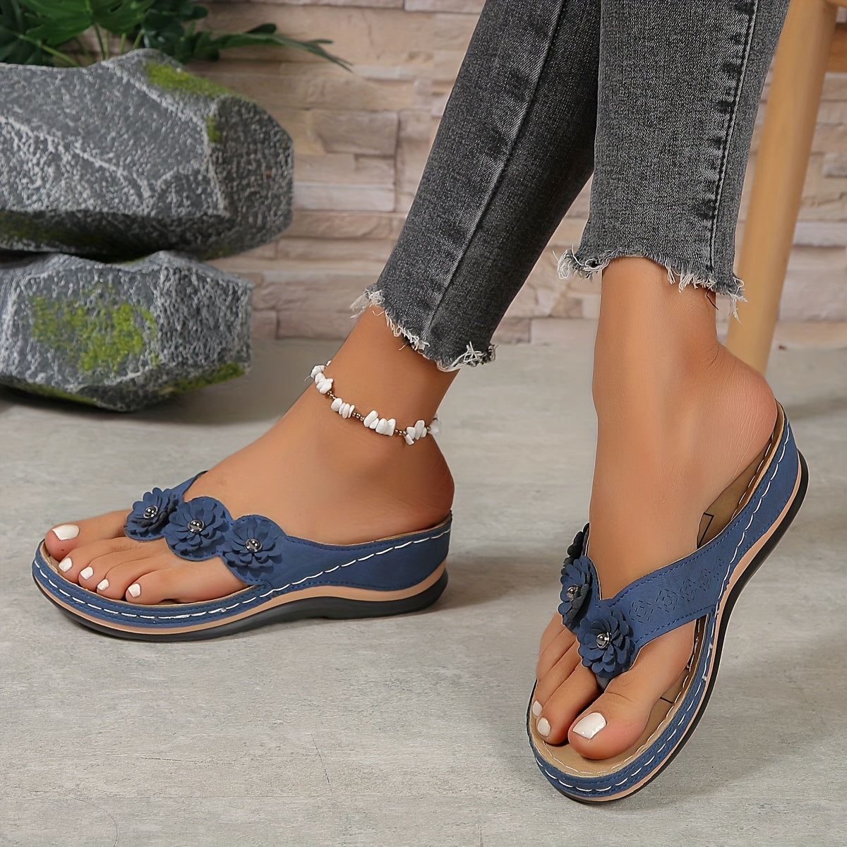 Women's orthopedic sandals with gel sole and wide heel, open toe design