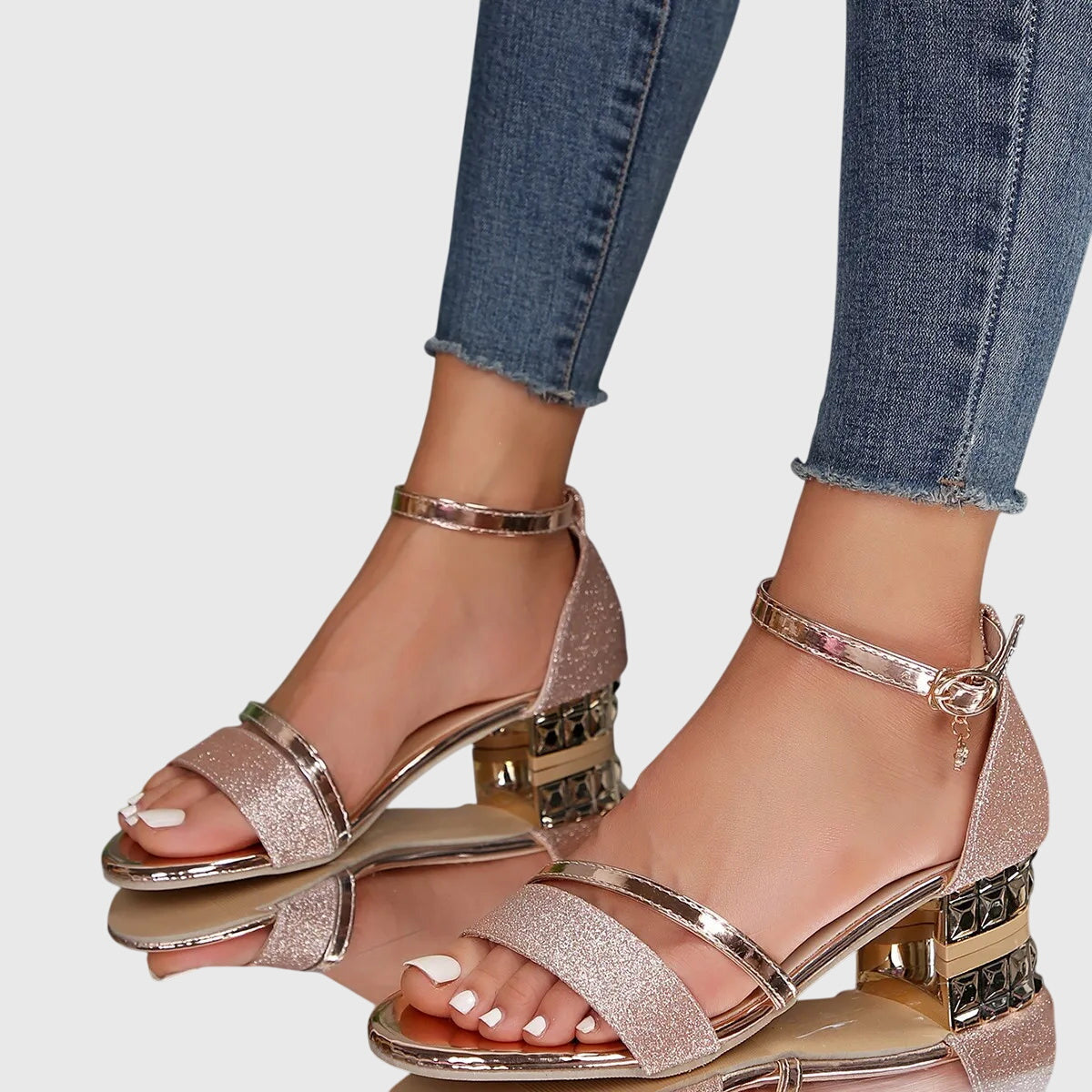 Orthopedic heeled sandals for women with adjustable strap and arch support