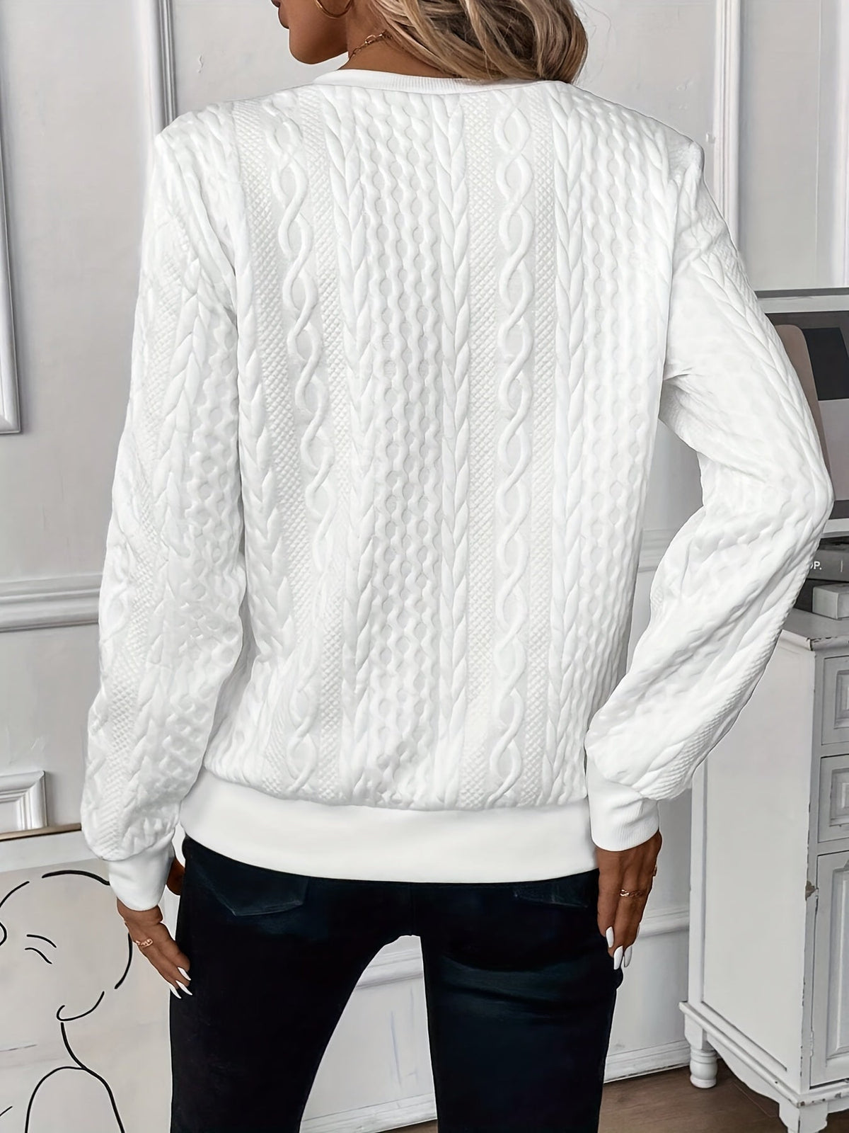 Women's soft knit sweater in versatile everyday style, feminine cut