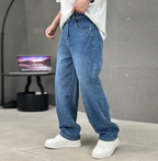 Men's straight leg jeans in cotton with slant pockets, everyday casual fit