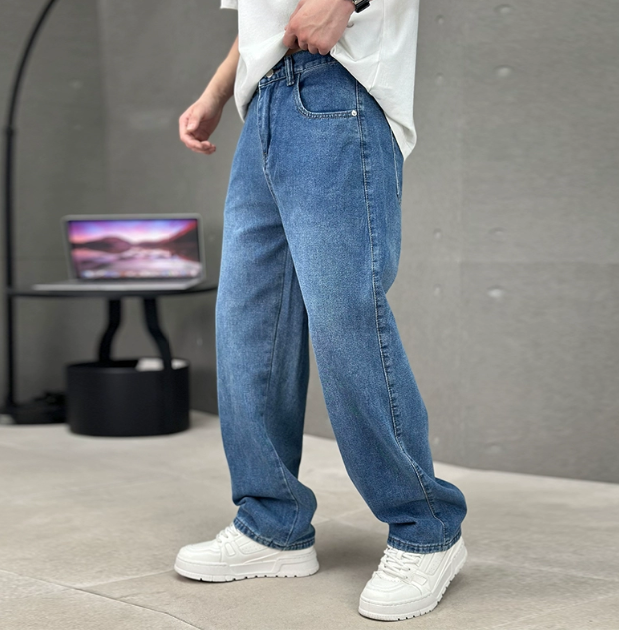 Men's straight leg jeans in cotton with slant pockets, everyday casual fit