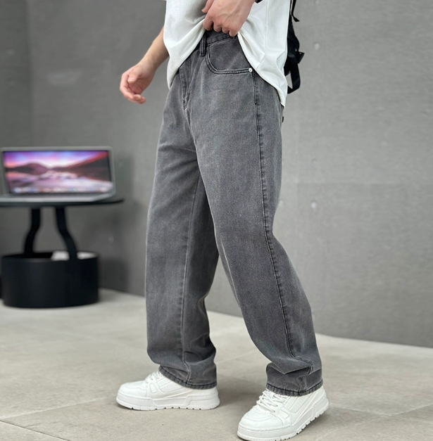 Men's straight leg jeans in cotton with slant pockets, everyday casual fit