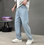 Men's straight leg jeans in cotton with slant pockets, everyday casual fit